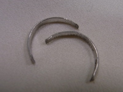 二つに割れた指輪(リング)の修理