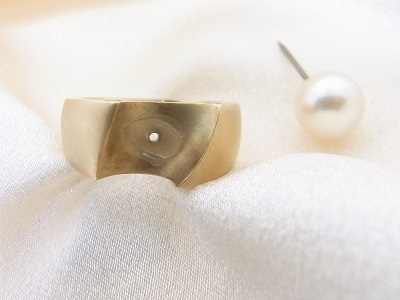 真珠を紛失した指輪にタイピンのパールを移設修理