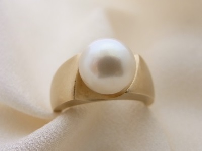 真珠を紛失した指輪にタイピンのパールを移設修理